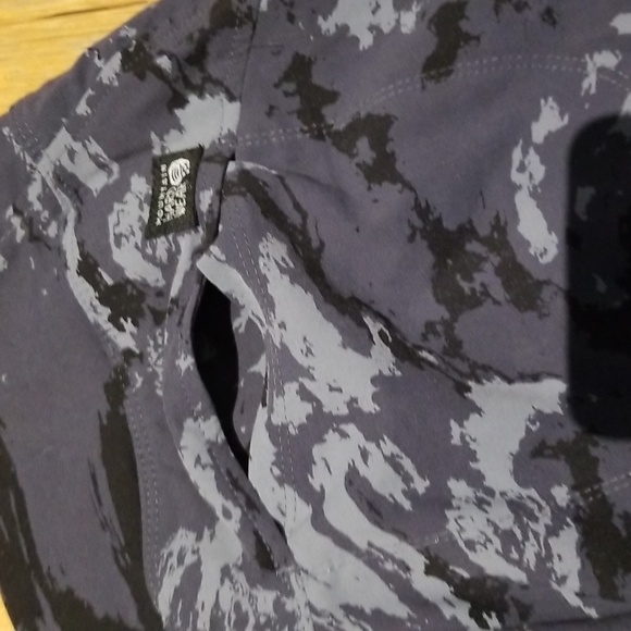 Women's Mountain HardWear grey black camo side zip pockets covered back szL - Picture 5 of 6